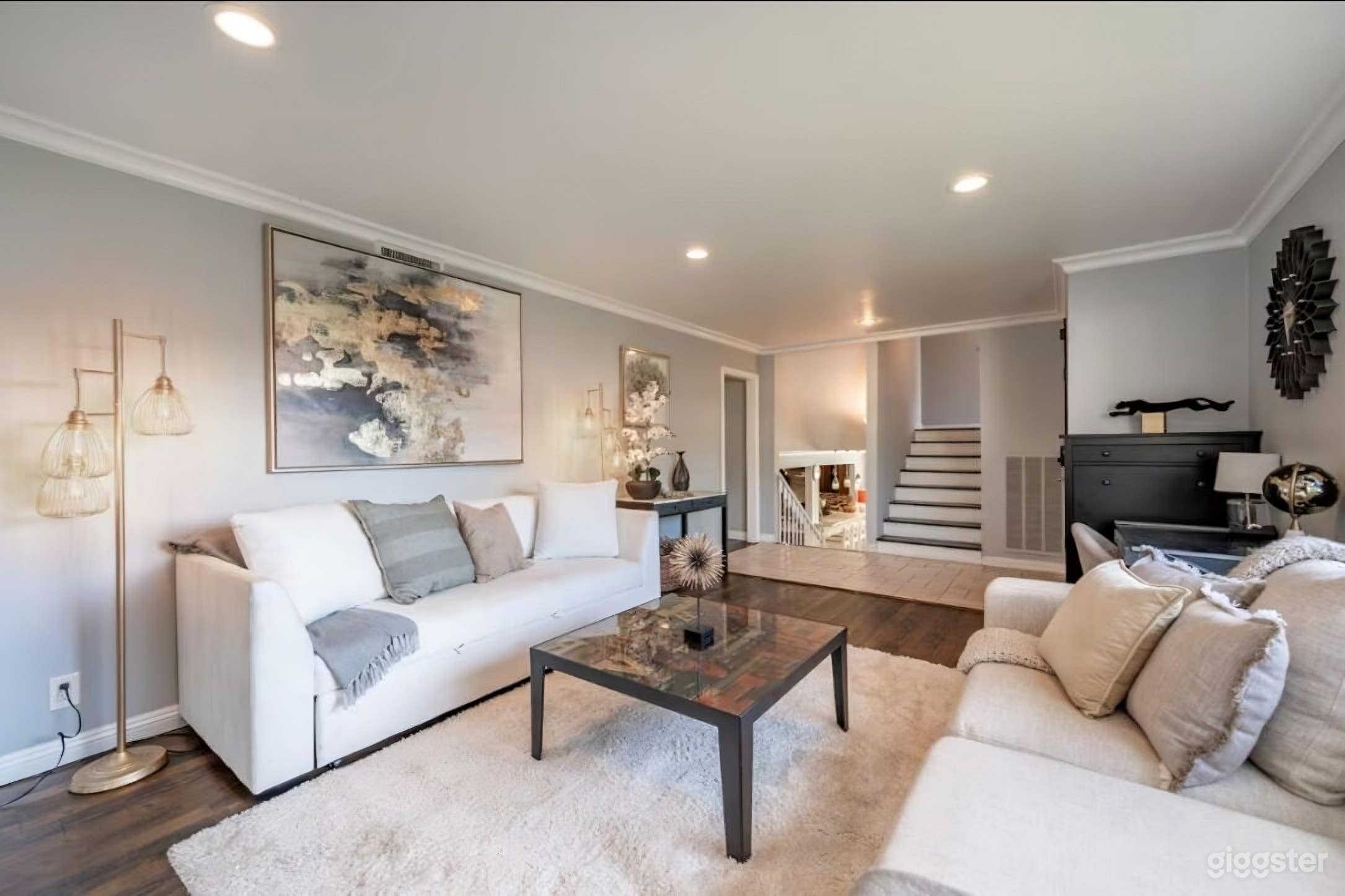 Luxury Urban Retreat with Game Areas & Spacious Living Photo 3