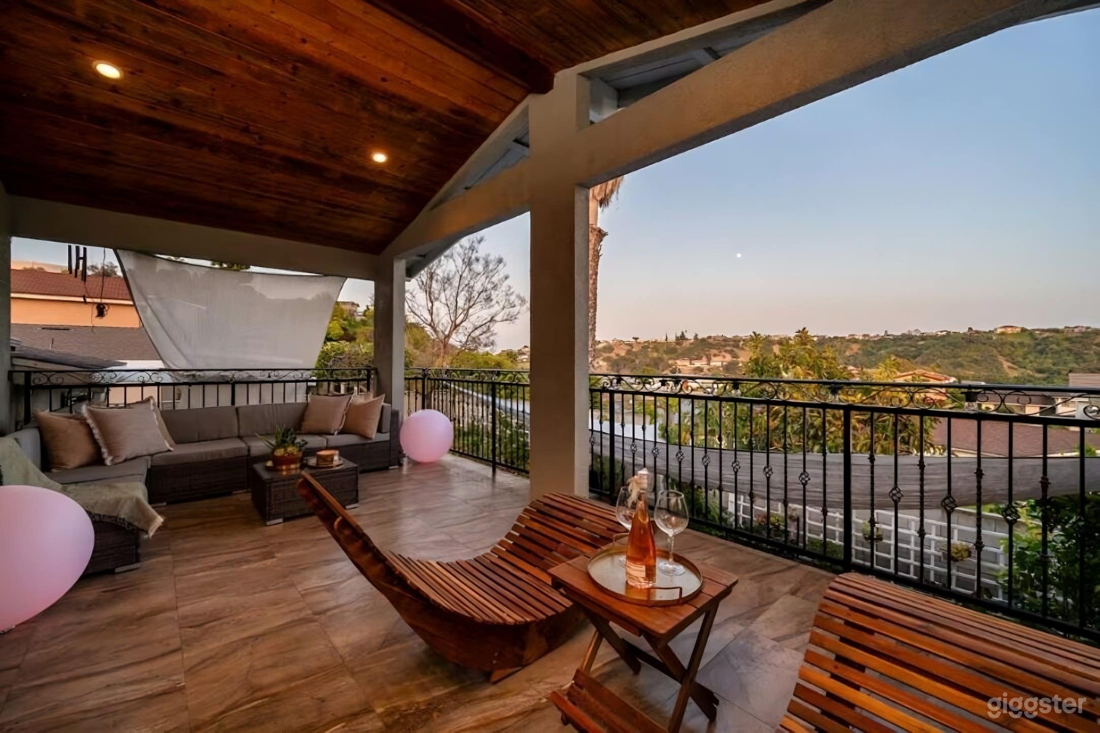 Luxury Urban Retreat with Game Areas & Spacious Living Photo 1