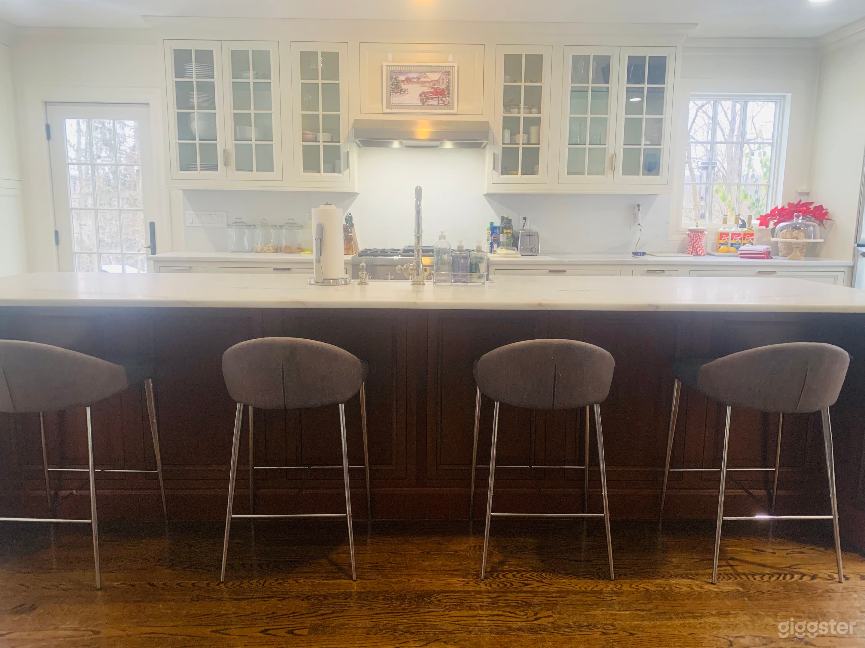 Elegant Modern Farmhouse Photo 3