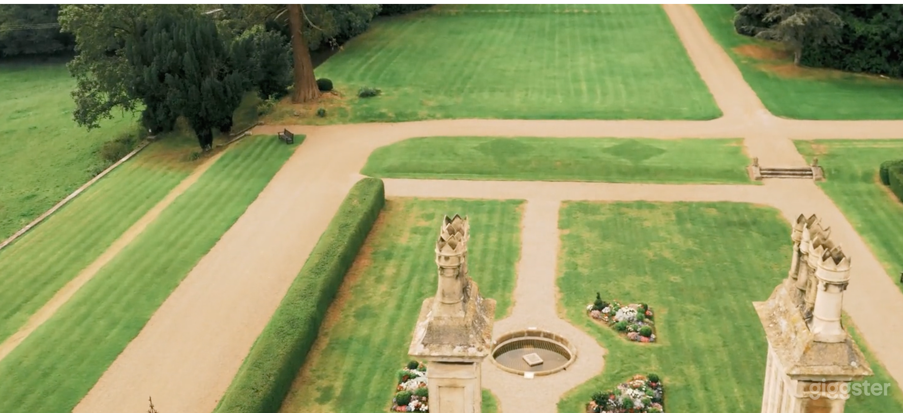 Amazing and Spacious Outdoor Garden Photo 4