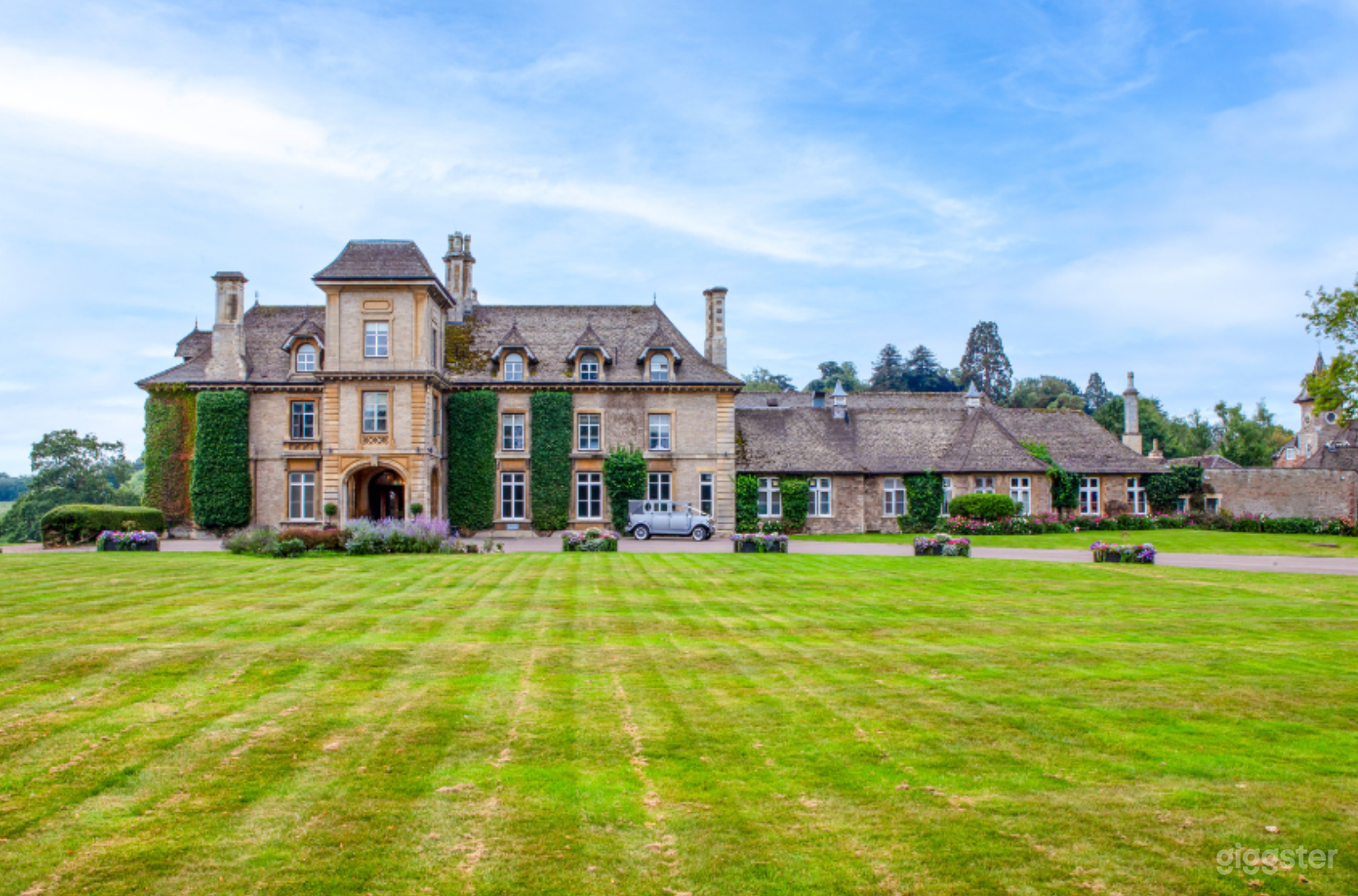 Amazing and Spacious Outdoor Garden Photo 1