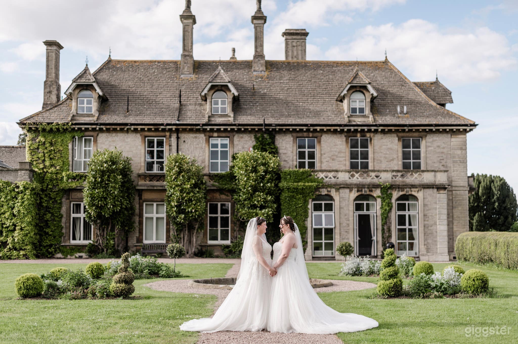 Amazing and Spacious Outdoor Garden Photo 3