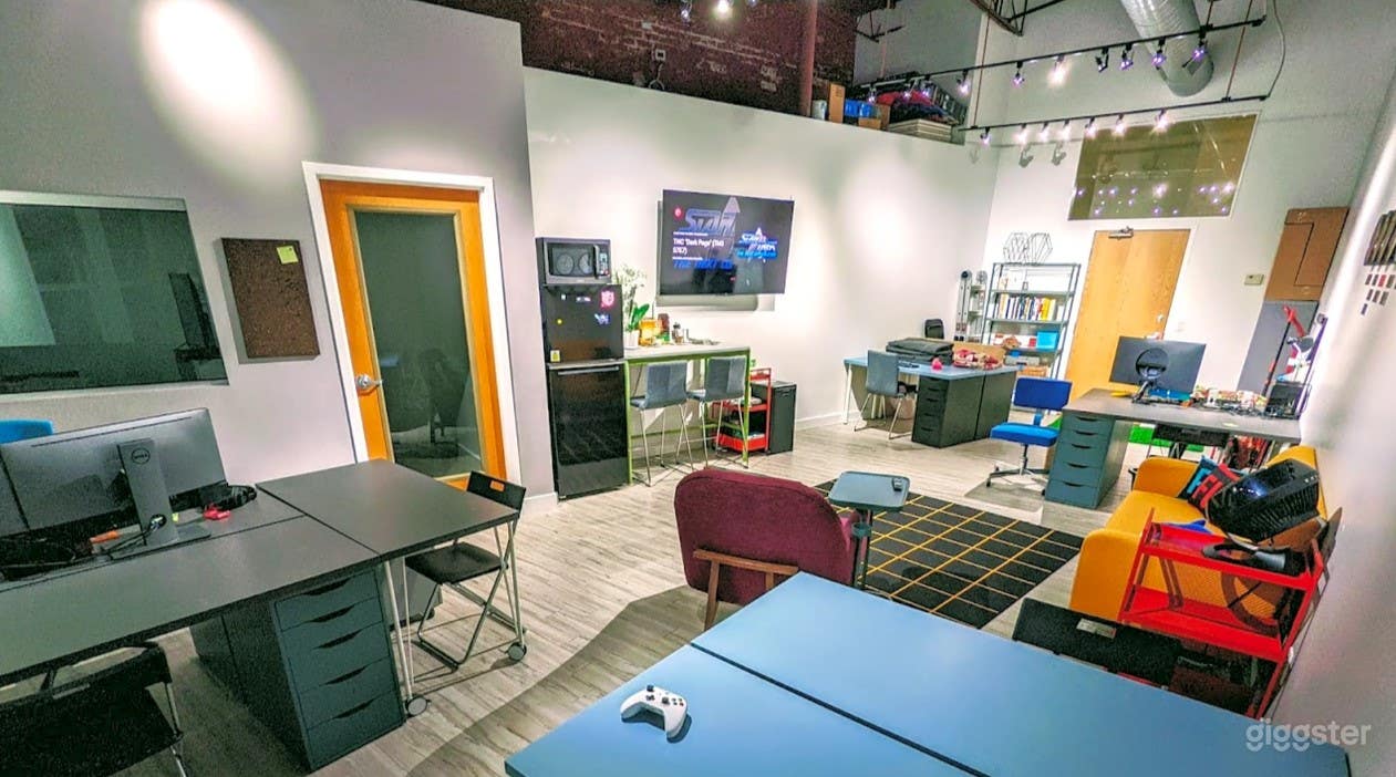 Modern developer/artist co-working space Photo 1