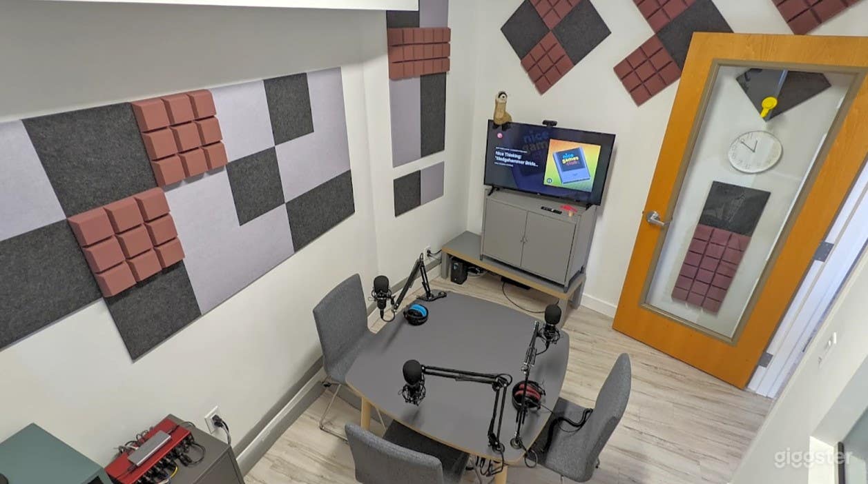 Modern developer/artist co-working space Photo 3