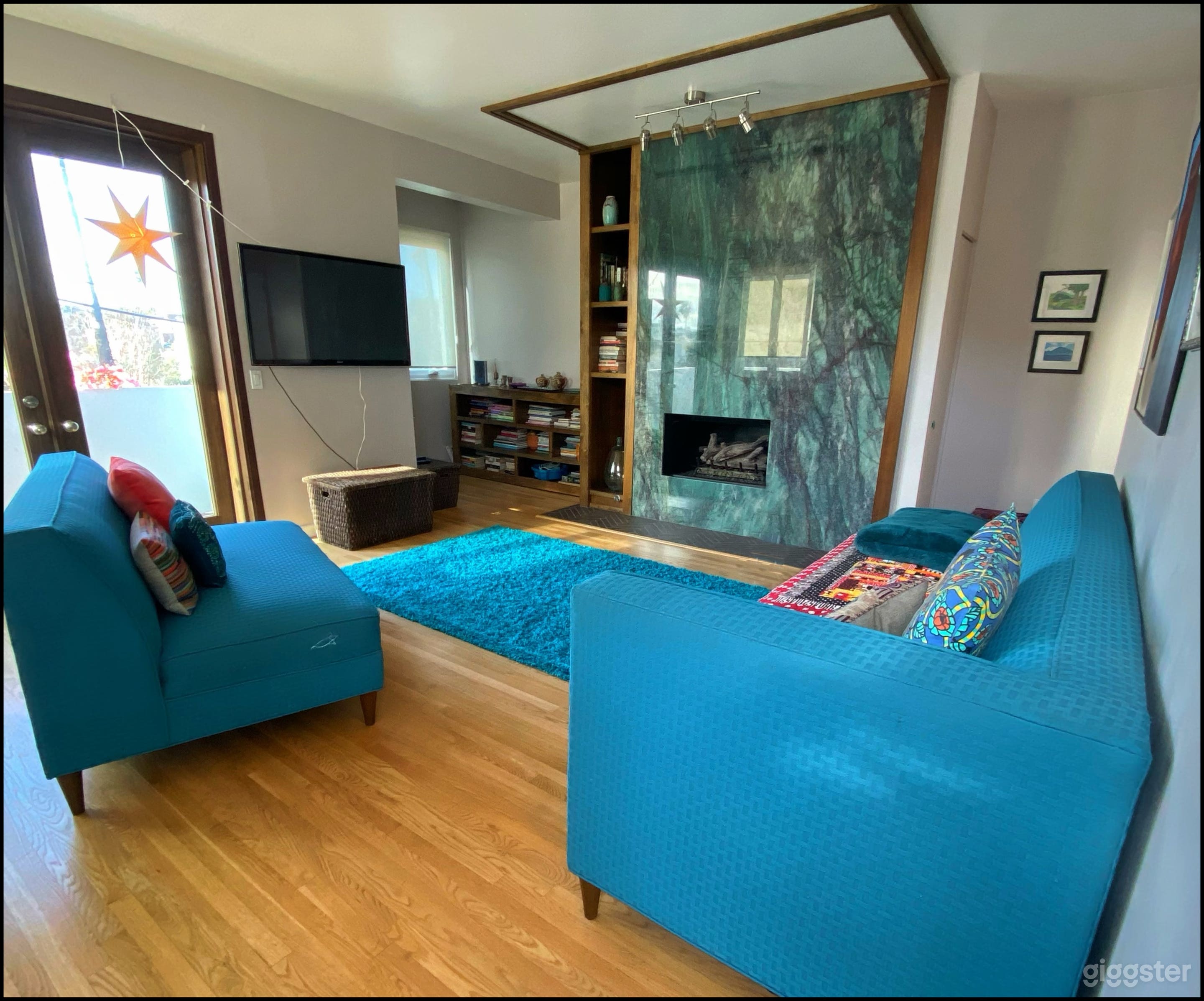 Peaceful, contemporary living room