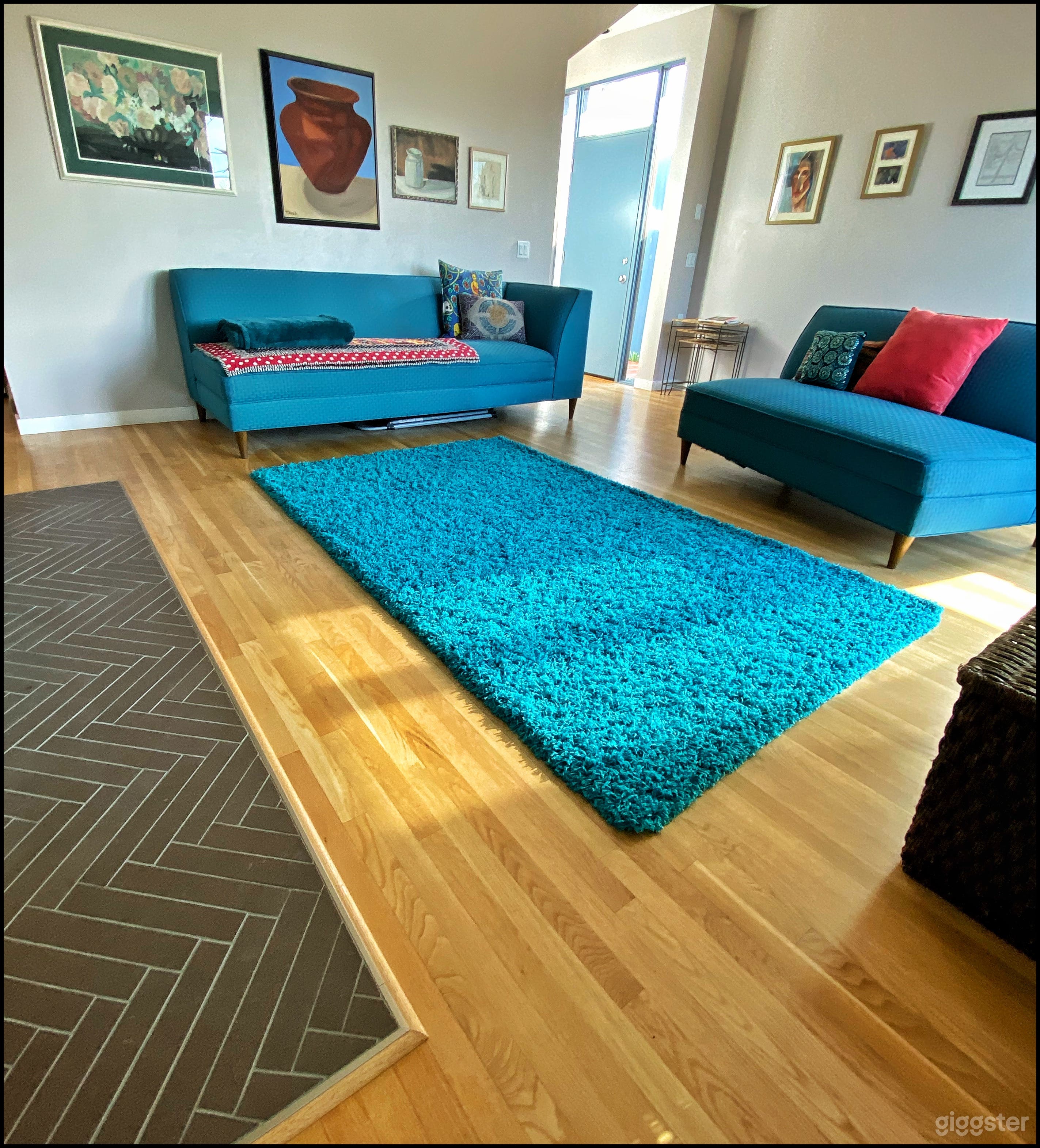 Airy and Arty Beach Townhouse Photo 2