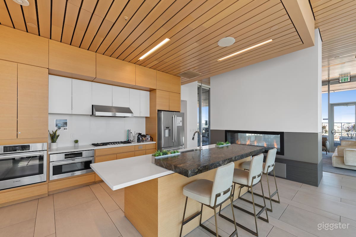 Gorgeous Rooftop Lounge w/ LA Skyline View Photo 3