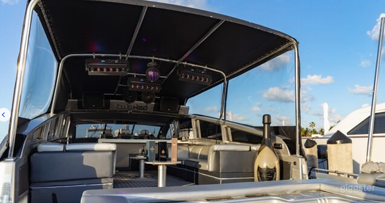  Luxury 92ft Yacht Studio for Photo & Video Shoots 