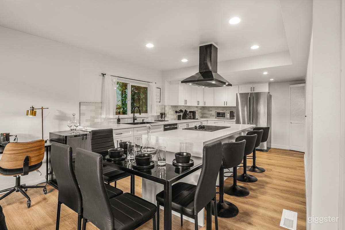 Modern Hollywood Hills Glass Home with Canyon Views Photo 4