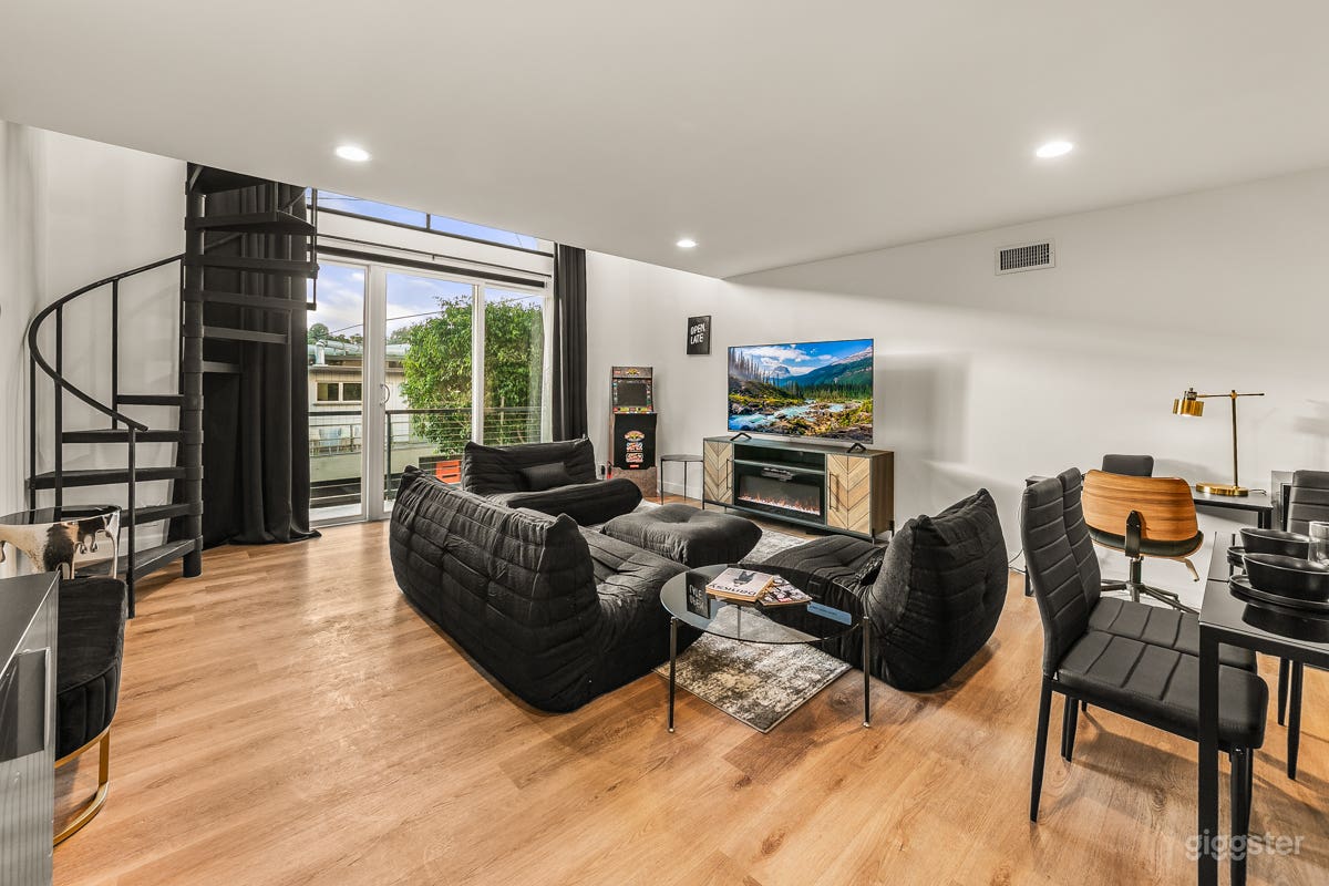 Modern Hollywood Hills Glass Home with Canyon Views Photo 3