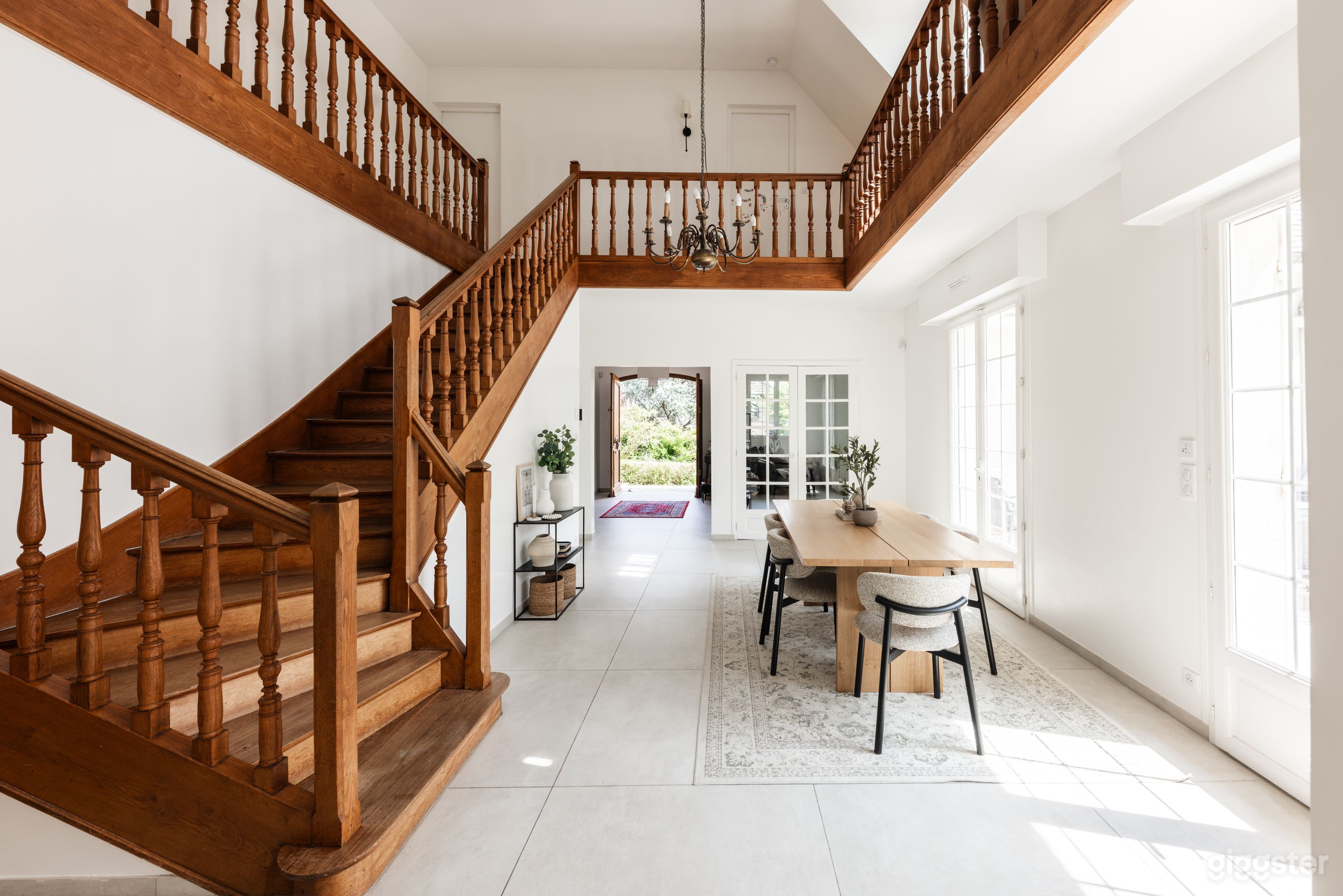 Photo de Maison en Pierre avec Jardin et Hauts Plafonds 2