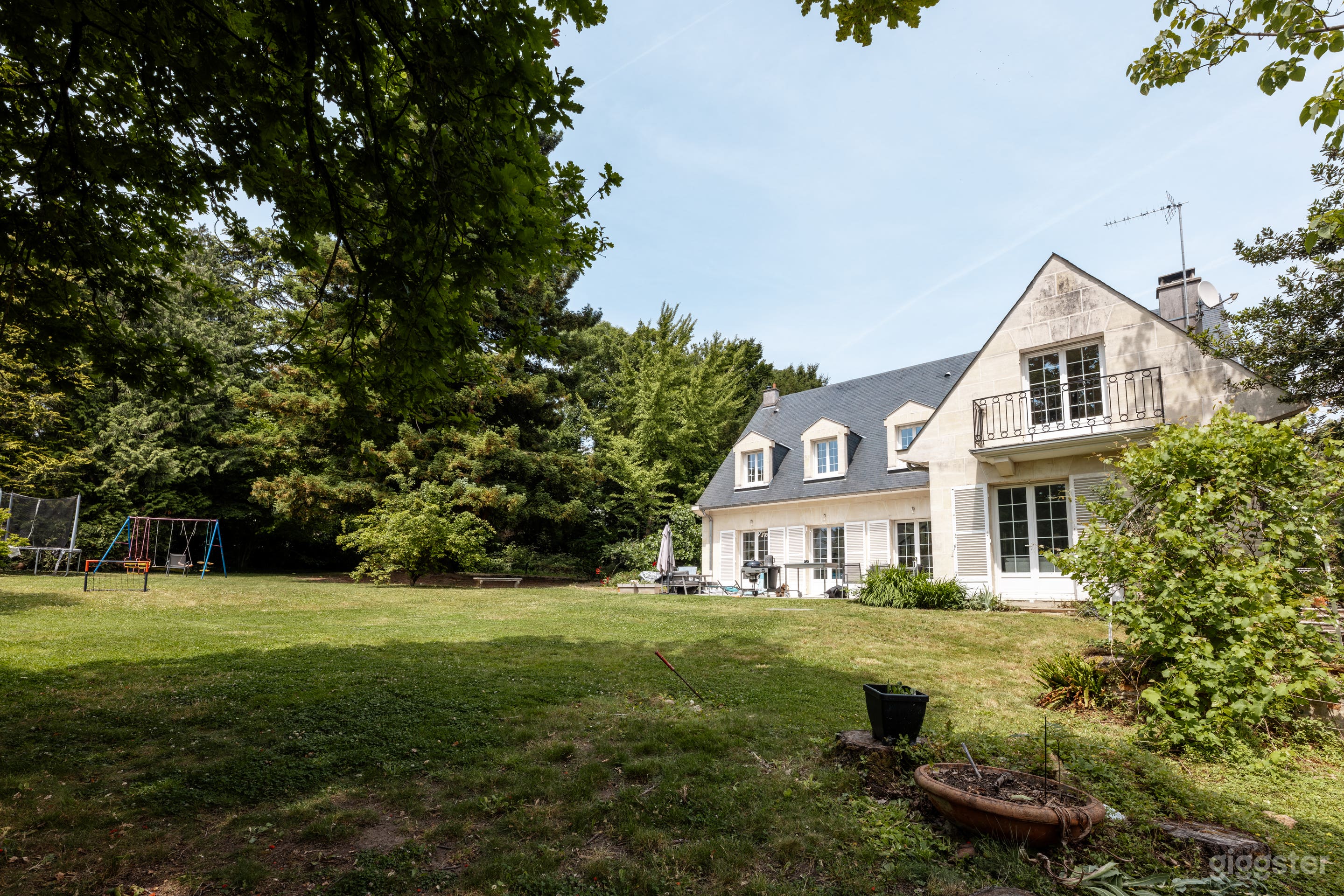 Photo de Maison en Pierre avec Jardin et Hauts Plafonds 4