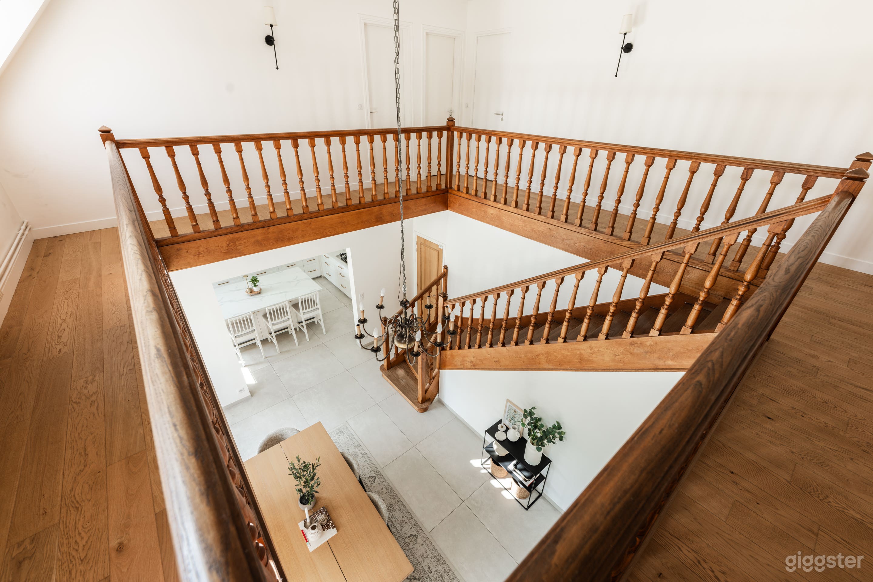 Photo de Maison en Pierre avec Jardin et Hauts Plafonds 3