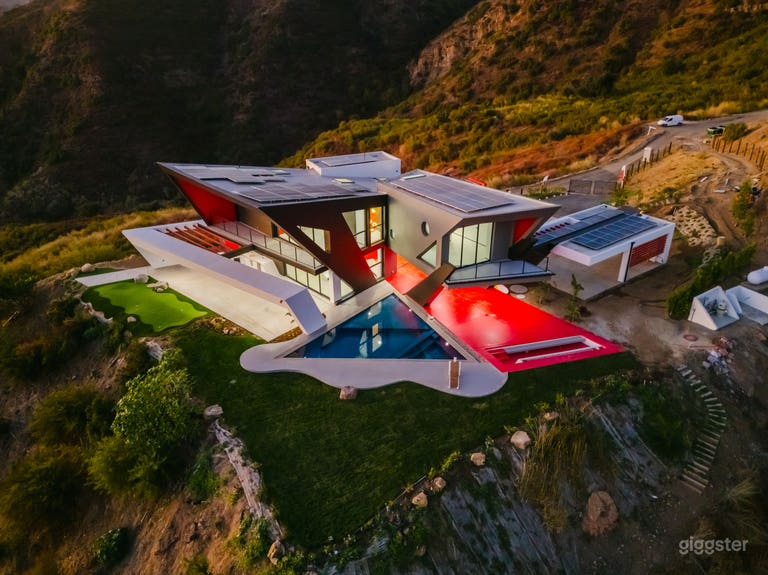  FUTURISTIC MALIBU CLIFFSIDE MASTERPIECE 