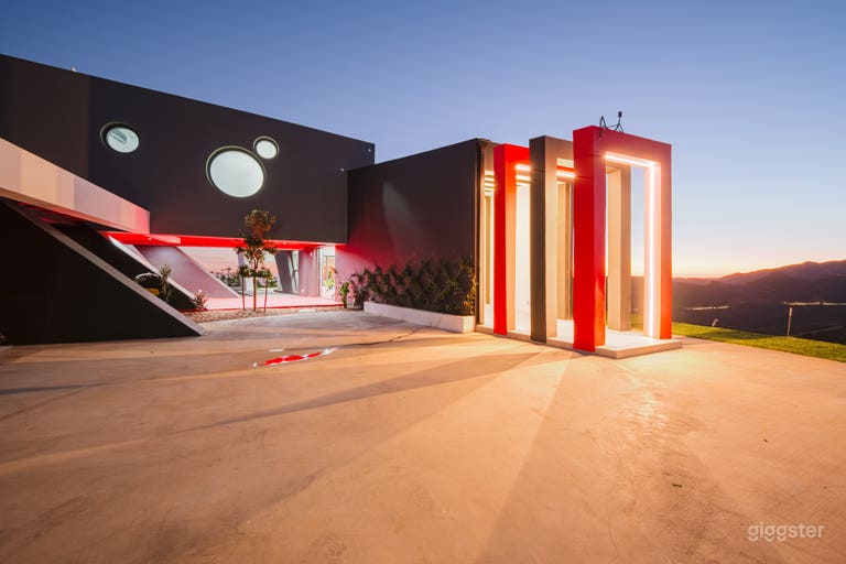  FUTURISTIC MALIBU CLIFFSIDE MASTERPIECE 