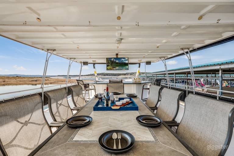  Dining table with 8 seats with the best sunset views 