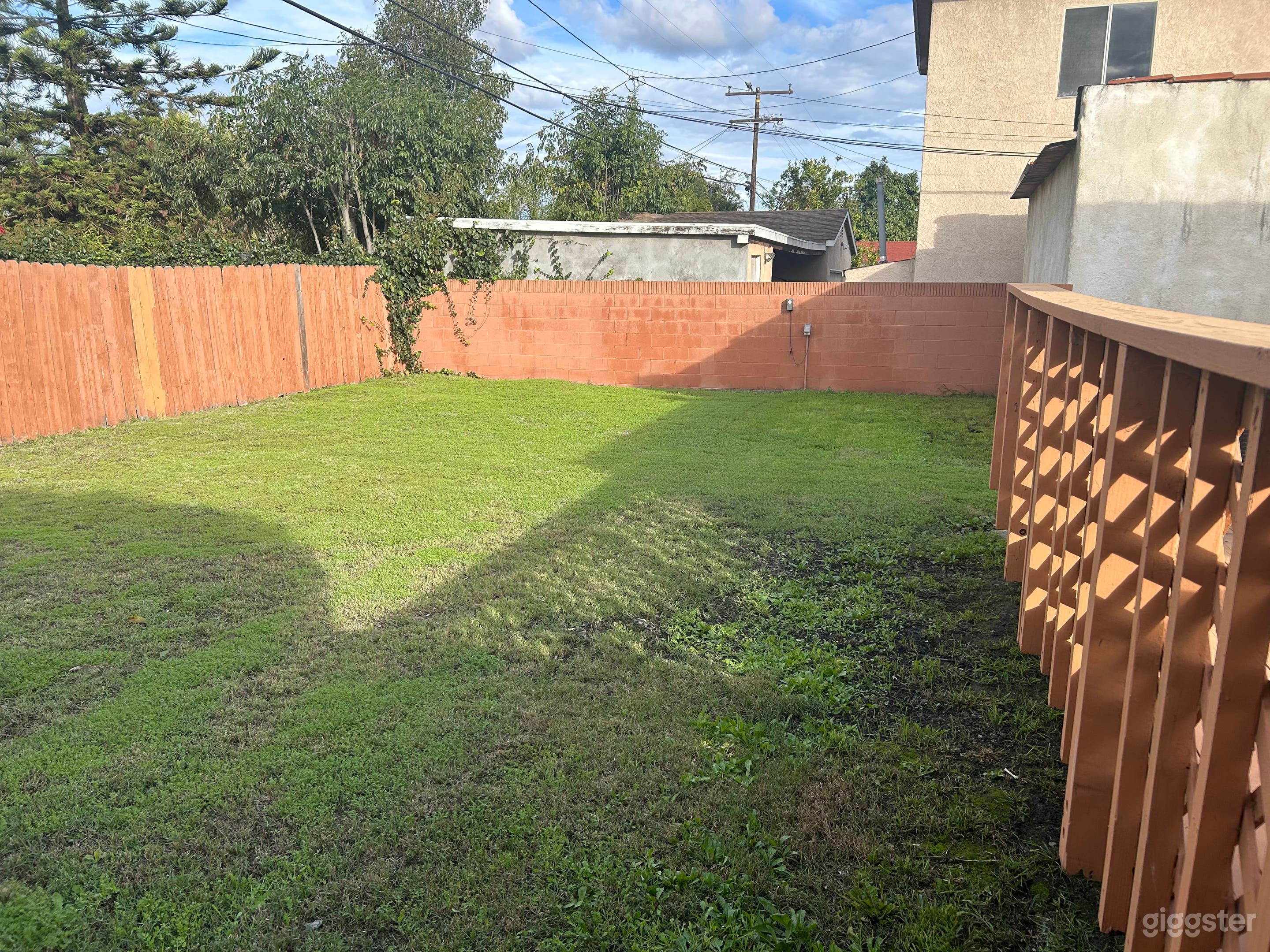 Spacious Urban Backyard Photo 4