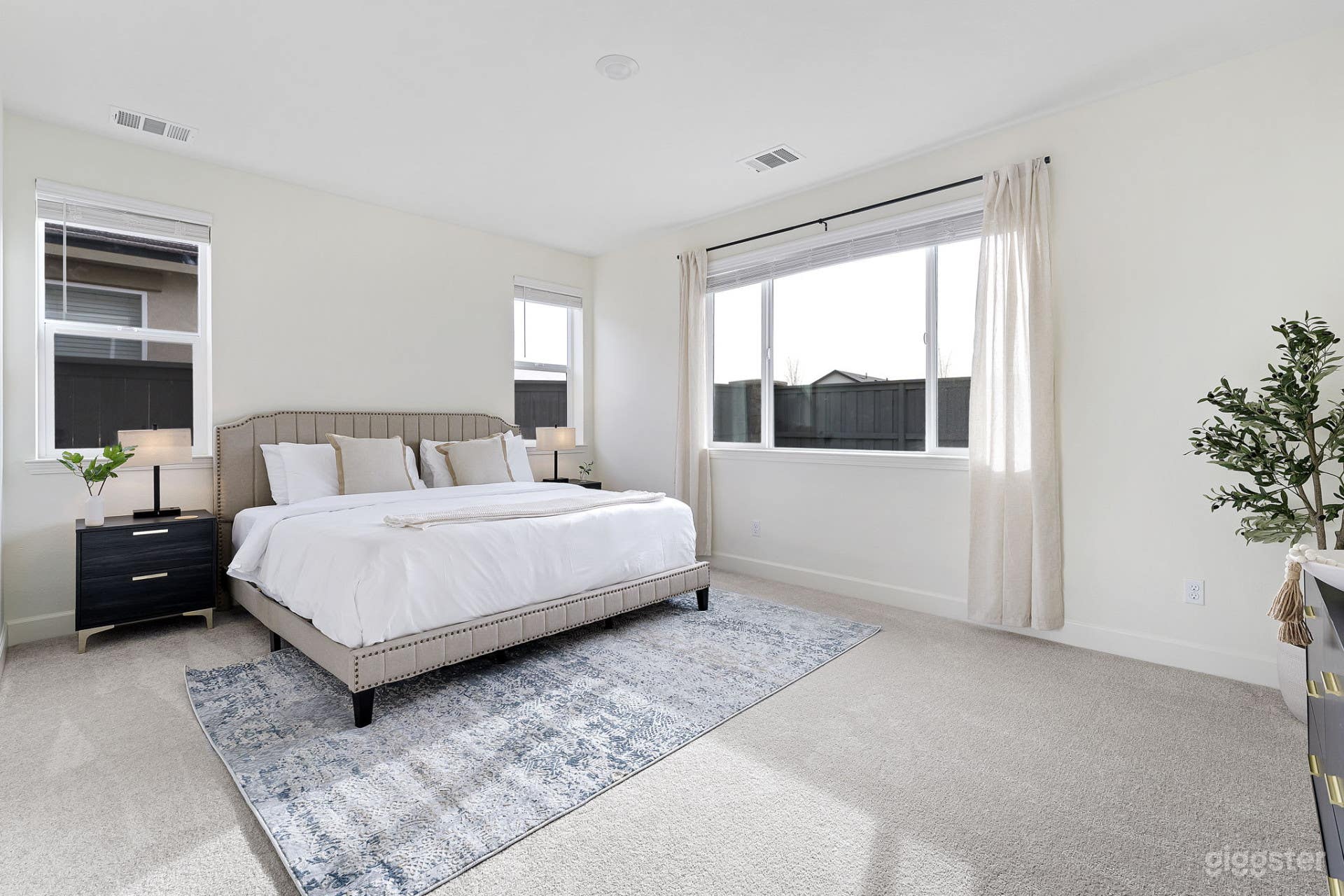 Stylish 4BR Home Nr Golden Eagle Sports Complex Photo 2