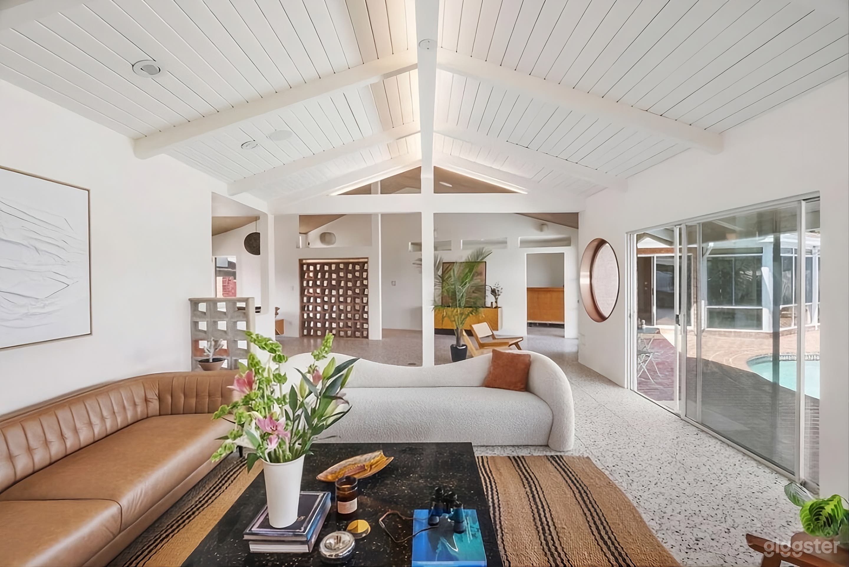 Natural light legit views + pool! Photo 4