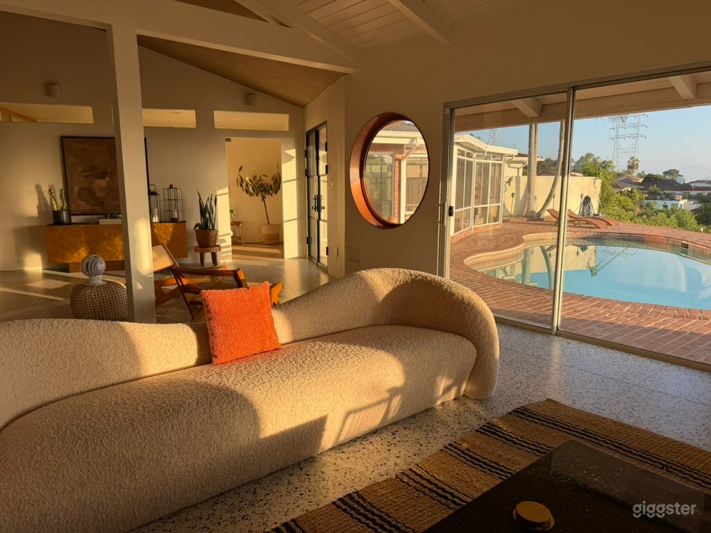 Natural light legit views + pool! Photo 2