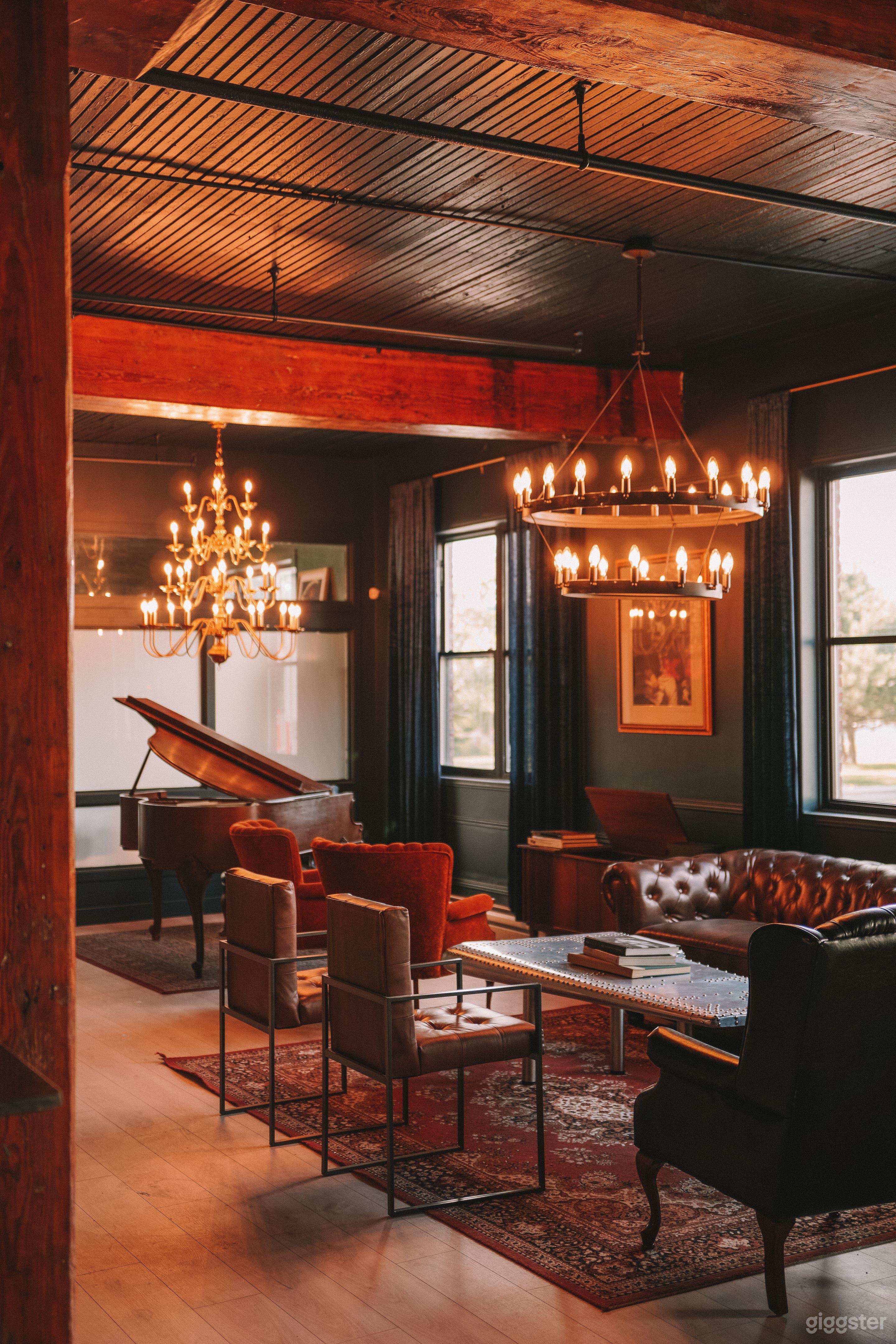 Chic brick wall private club Photo 1