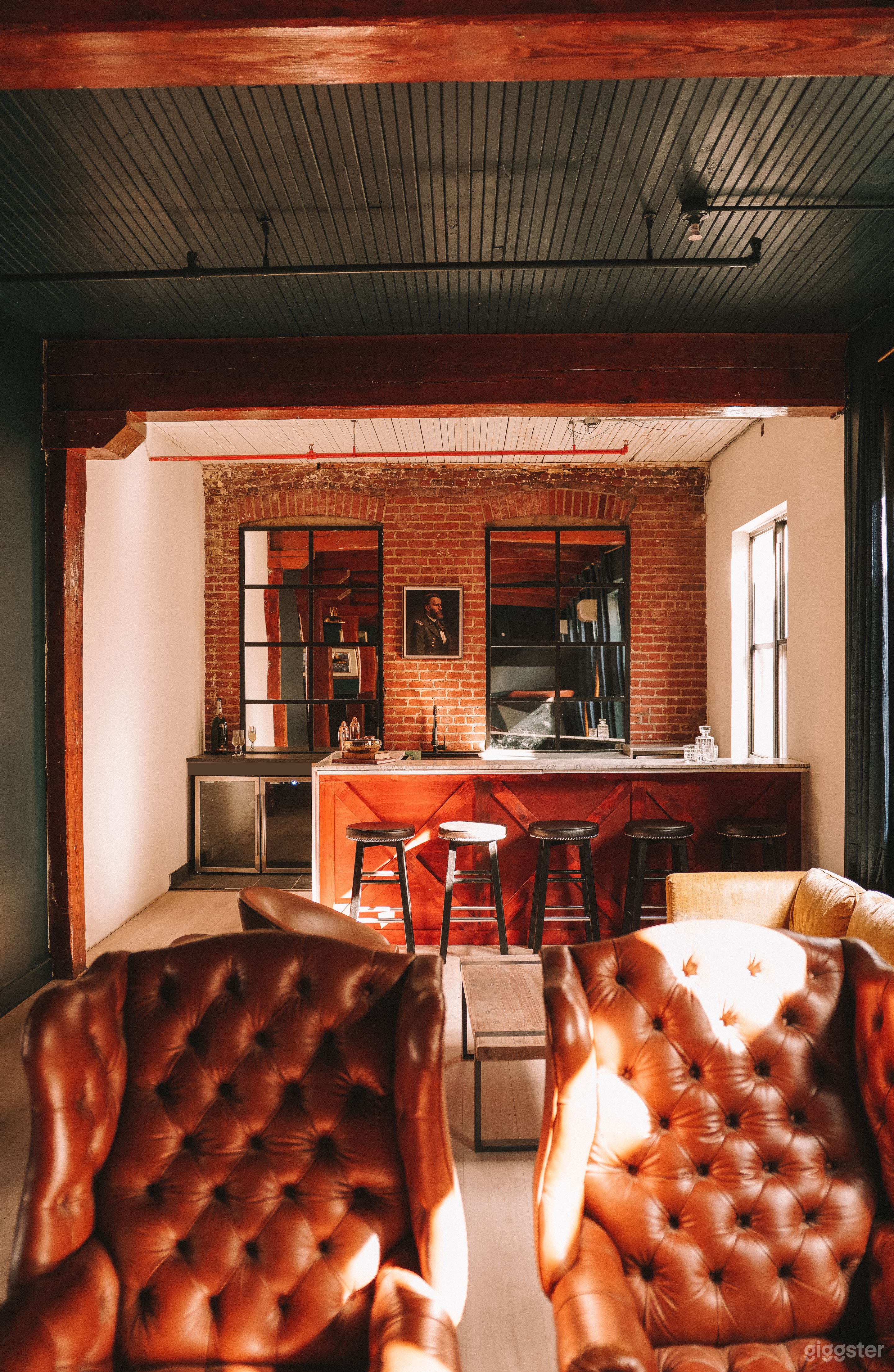 Chic brick wall private club Photo 4