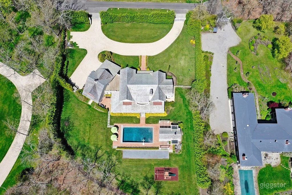 Beautiful beach house with pool in Quogue Photo 4