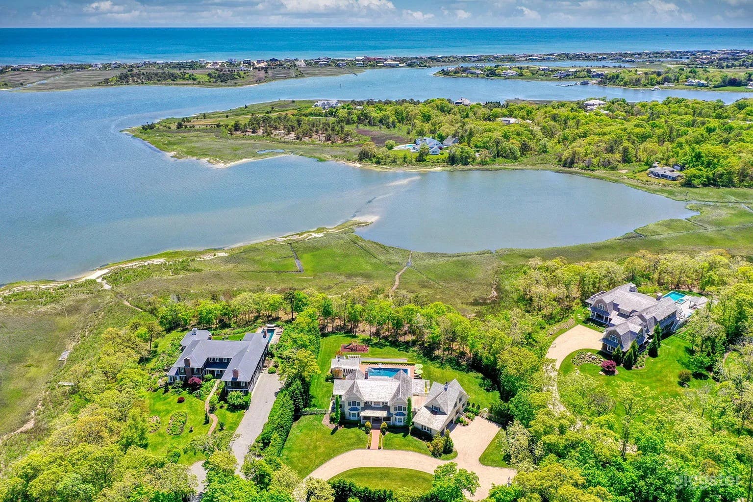 Beautiful beach house with pool in Quogue Photo 1