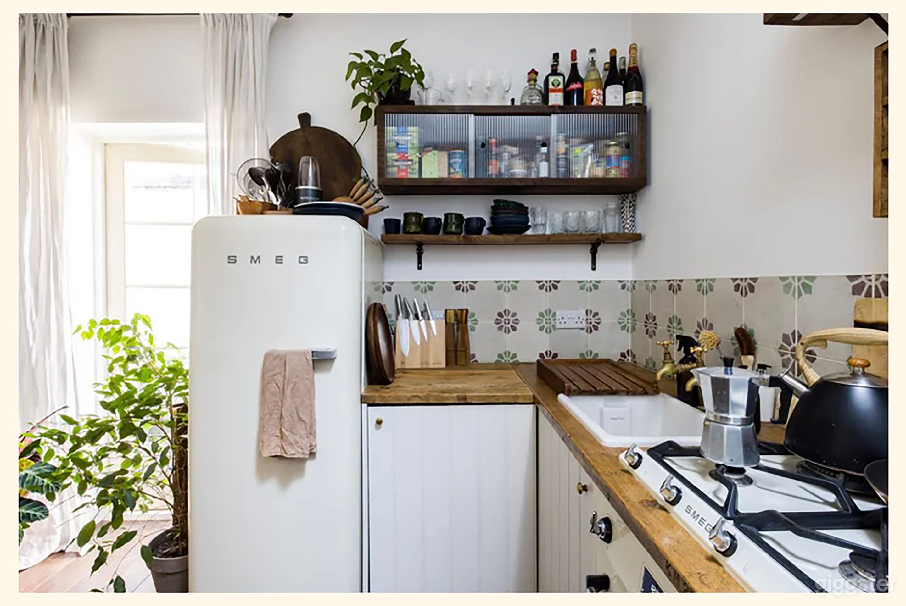  Retro East London Oasis Photo 4