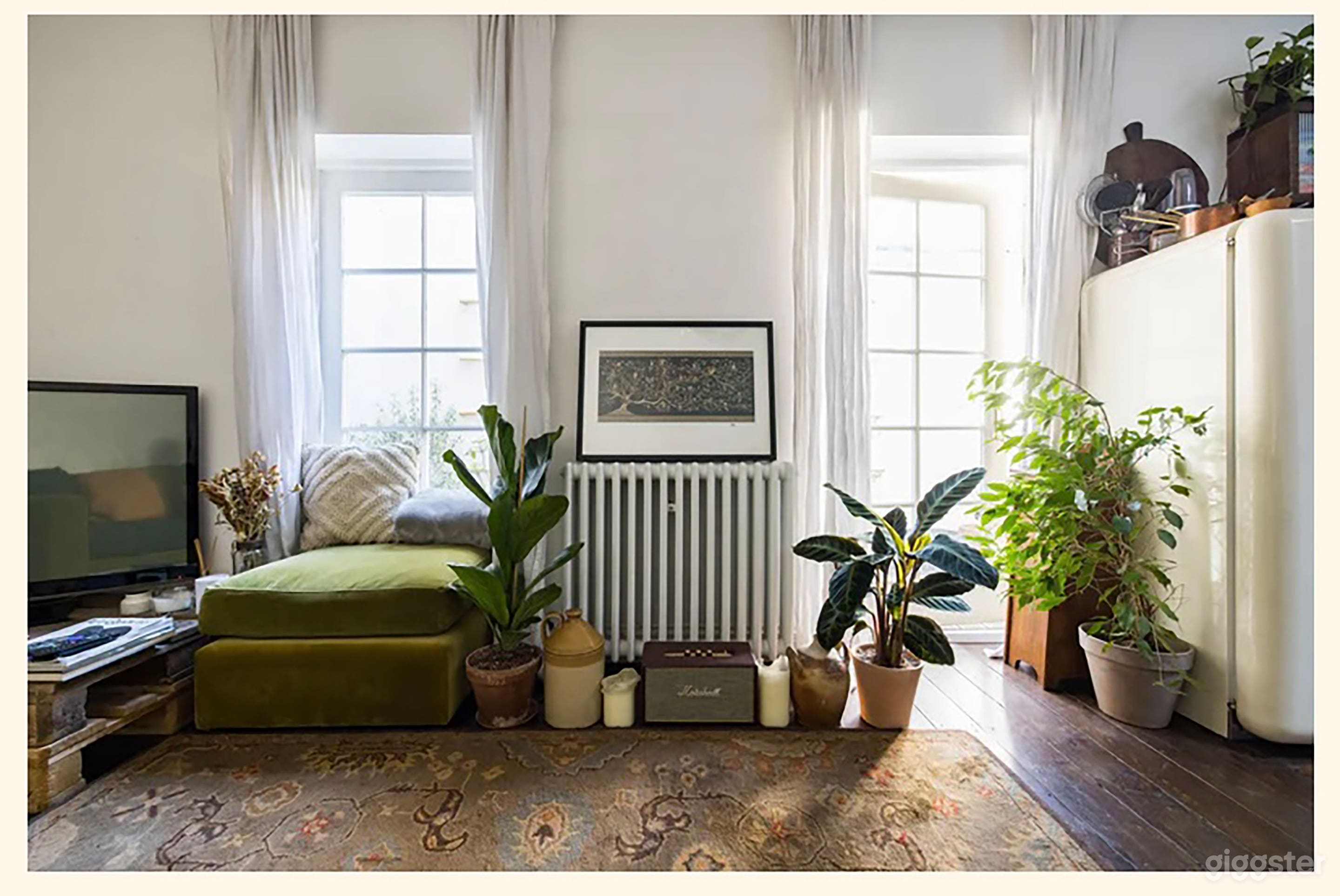  Retro East London Oasis Photo 1