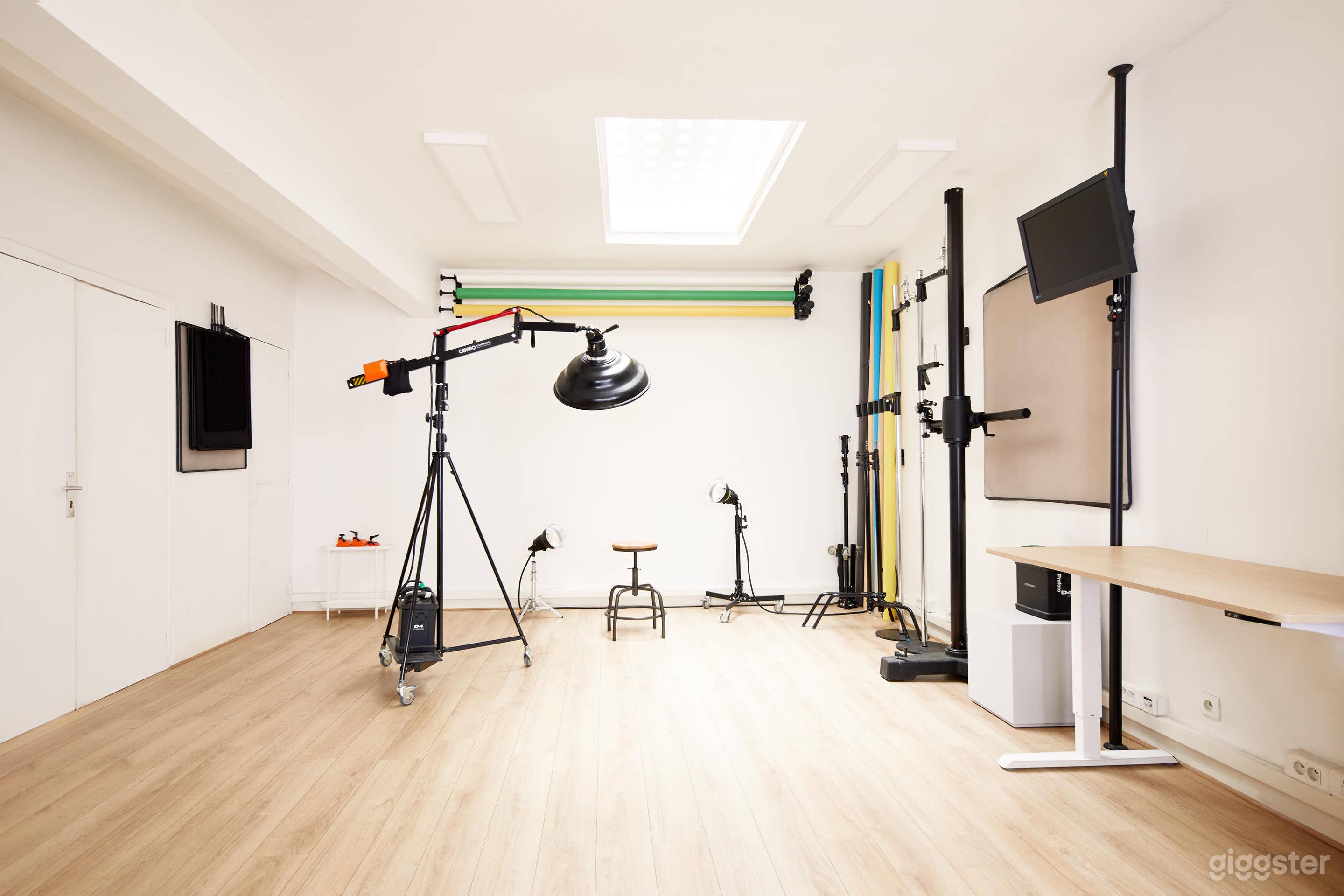 - Plateau de Prise de Vue -
Avec 3 mètres sous plafond, 6,50 m de recul et 5 m de large, le studio est idéal pour la photo et la vidéo. Bol Beauté Mola, pied girafe à roulettes, pied colonne… 
Tout est là pour donner vie à vos plus grandes idées.