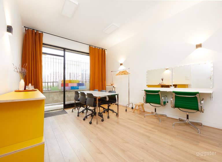  Espace loge &amp; stylisme
✔ Deux postes makeup avec miroirs LED.
✔ Portants &amp; cintres pour organiser les tenues.
✔ Espace polyvalent pour déjeuner ou travailler.
Un cadre fonctionnel et confortable. 