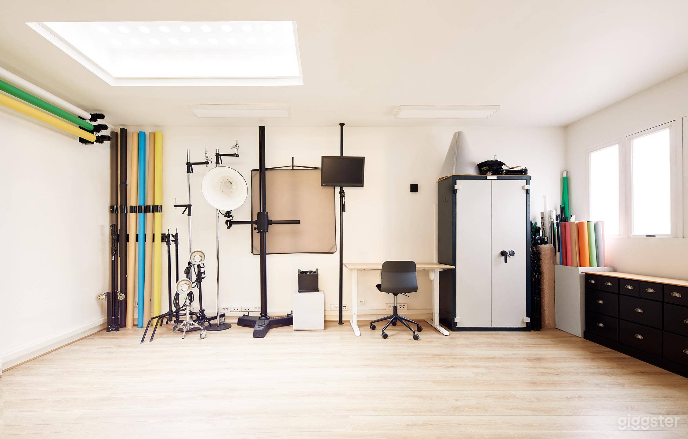 Matériel pro à disposition :
✔ Support de fond motorisé
✔ Fonds papier 2,75 m et 2,35 m en plusieurs coloris.
Pieds lumière: 
✔ baby stand, C-stand, colonne lumière
✔ Bureau motorisé, chaise ergonomique et armoire forte.
L’essentiel pour vos shootings.