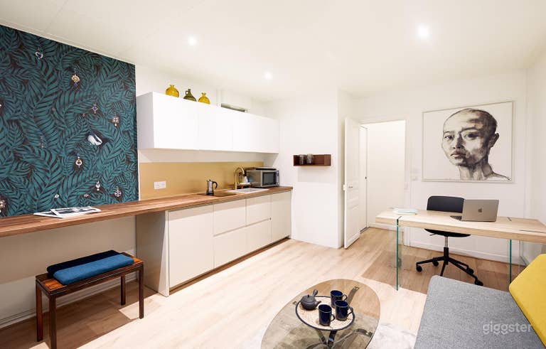  Espace détente &amp; réunion
✔ Cuisine équipée pour les pauses et repas.
✔ Canapé &amp; coin bureau pour travailler confortablement.
✔ Espace idéal pour échanger et lancer la journée en équipe.

☕ Un cadre convivial pour créer et collaborer. 