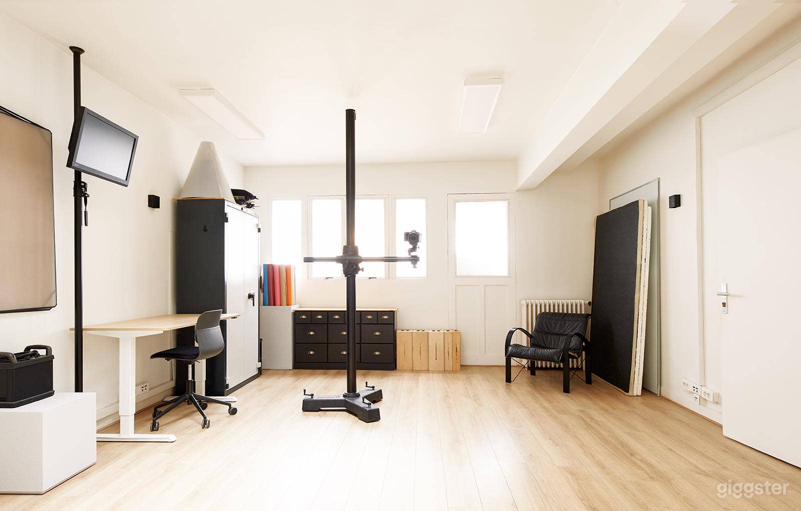 Matériels :
✔Pied colonne Cambo tout neuf
✔Meuble de rangement avec pinces, bras magiques, super clamps.
✔Apple Box Full et demi pour ajuster la hauteur des setups.
✔Poly noirs et blancs pour un contrôle optimal de la lumière.
Un studio totalement équipé.