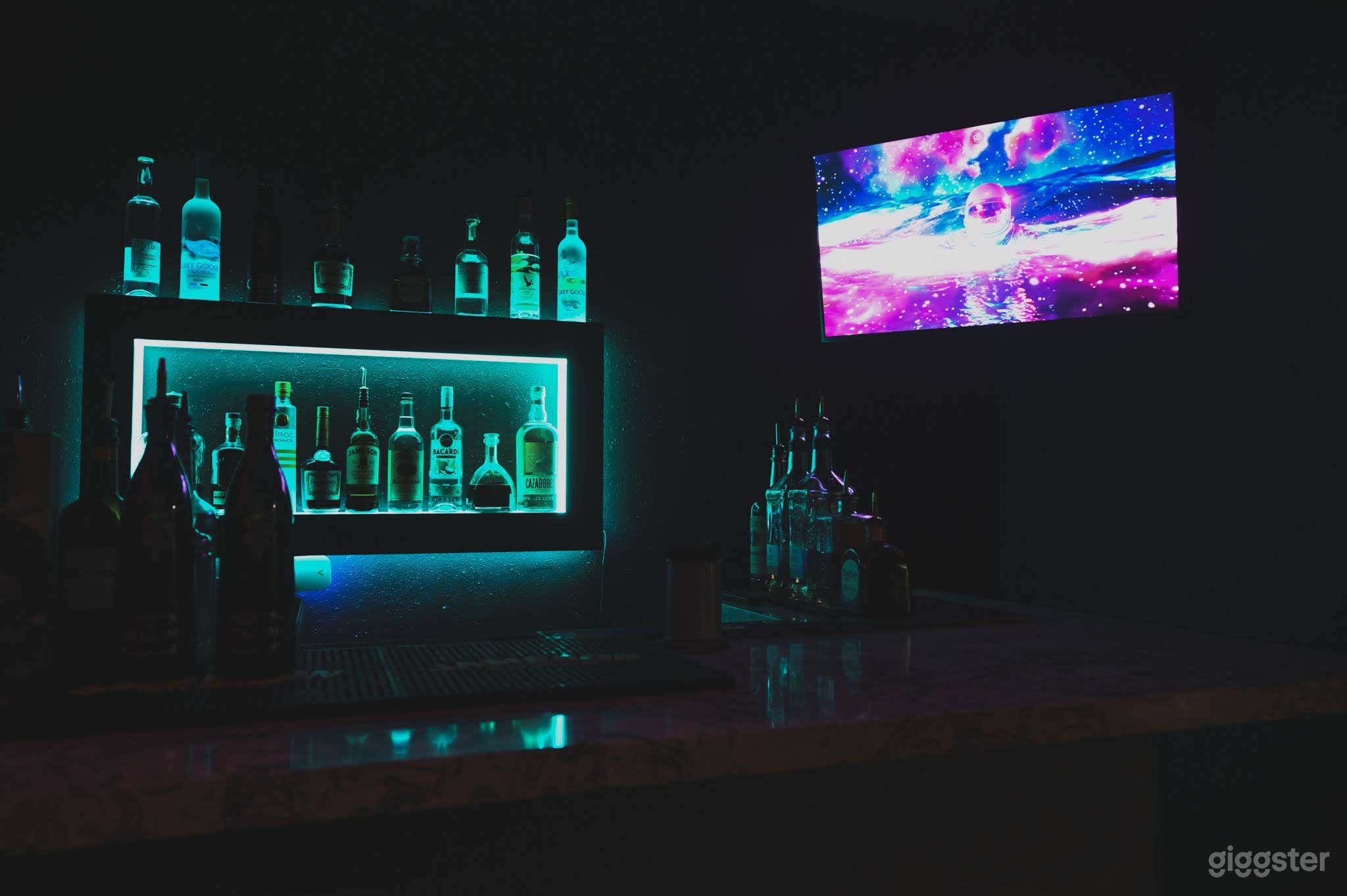 Hidden Speakeasy Lounge w/ Private Bar &amp; DJ BOOTH Photo 2