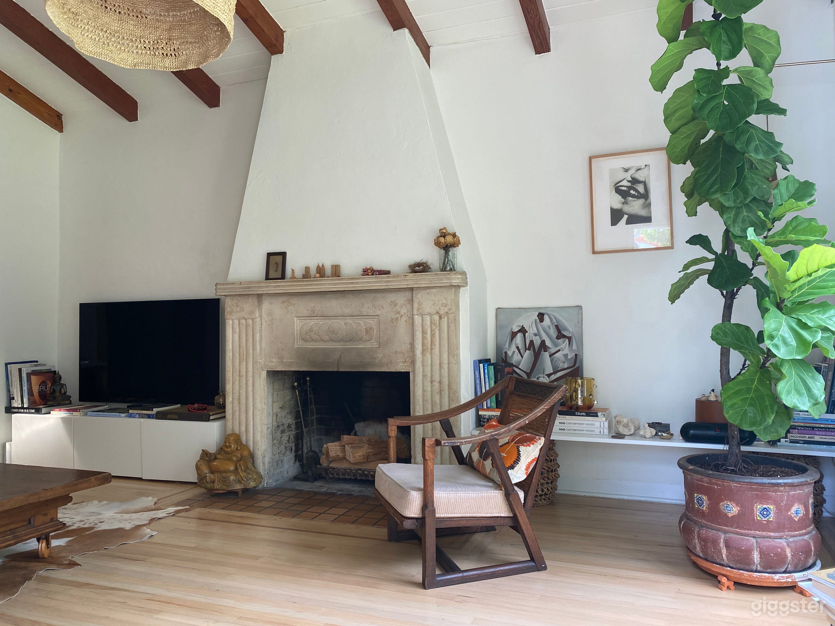 A Warm, Lived-In Country Cottage for Heartfelt Storytelling Photo 1