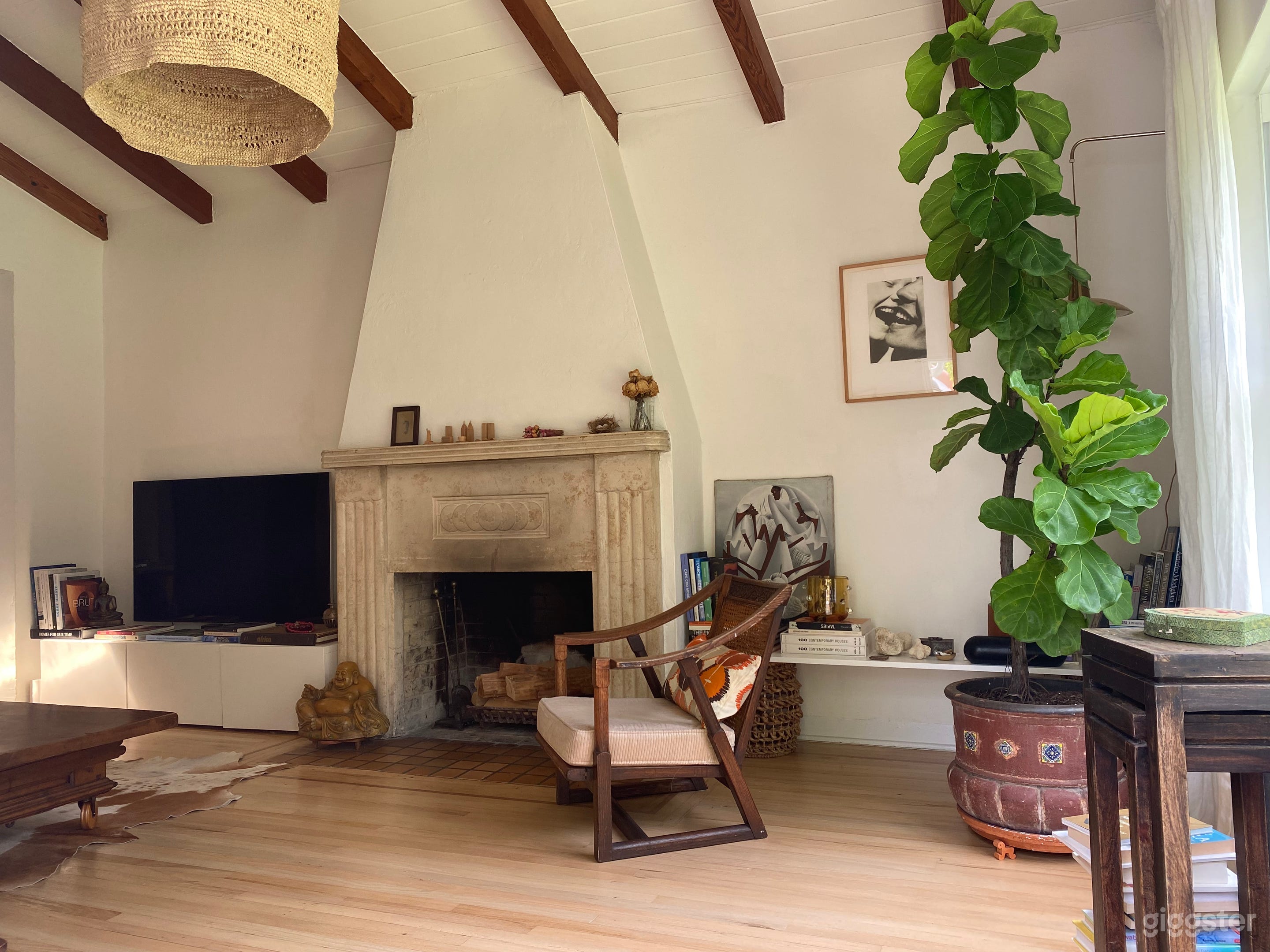 A Warm, Lived-In Country Cottage for Heartfelt Storytelling Photo 2