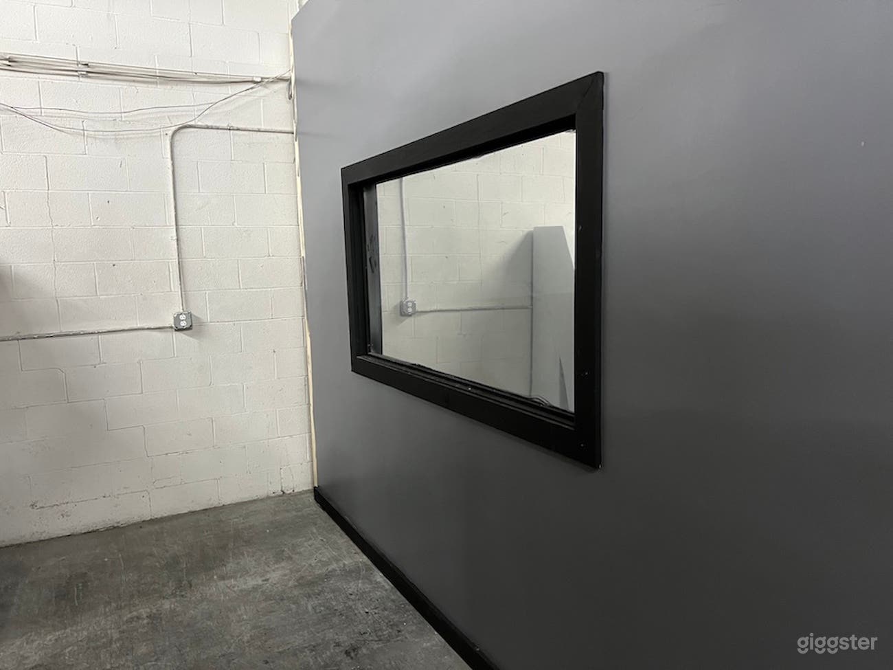 Interrogation room set in Atlanta Photo 2