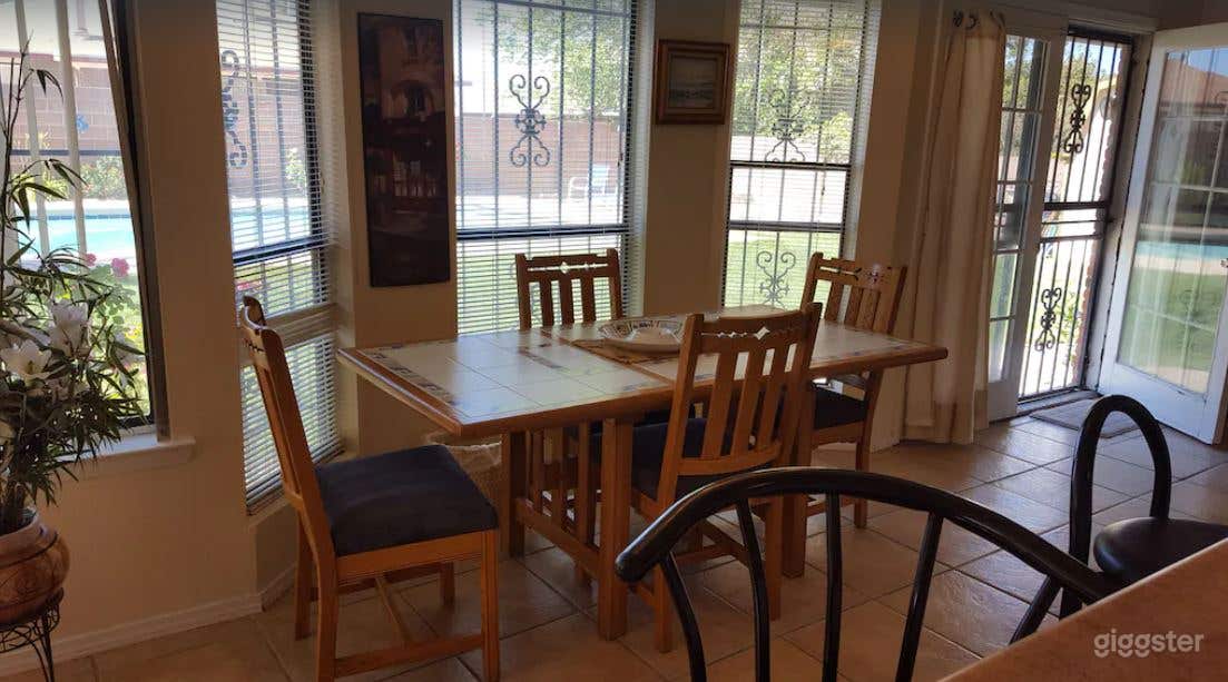 Beautiful House with Large Salt Water Pool Photo 3