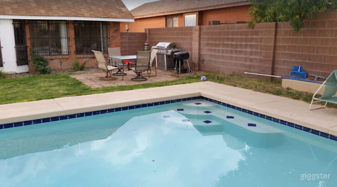 Beautiful House with Large Salt Water Pool Photo 2