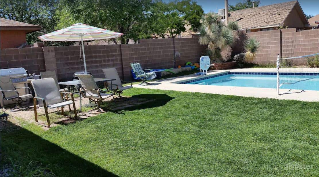 Beautiful House with Large Salt Water Pool Photo 1