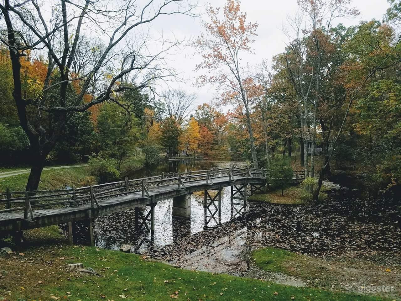 A picturesque footbridge is just a few hundred feet away.