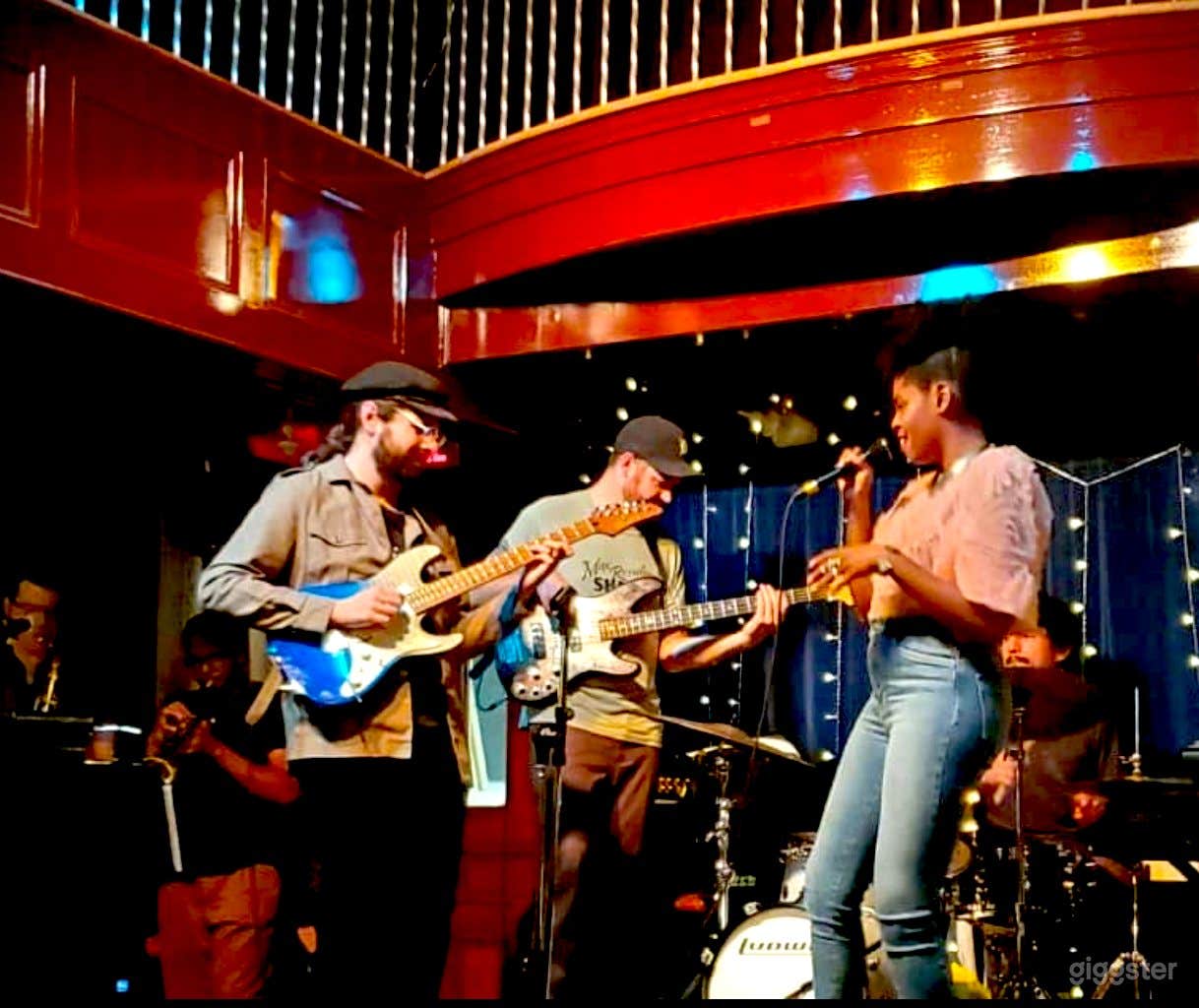 Montreal's Live Music Venue and Restaurant with Bright Accents Photo 2