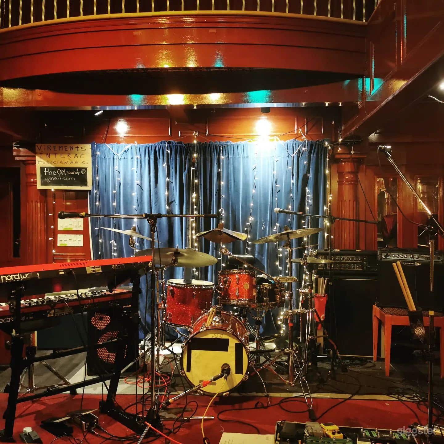 Montreal's Live Music Venue and Restaurant with Bright Accents Photo 1