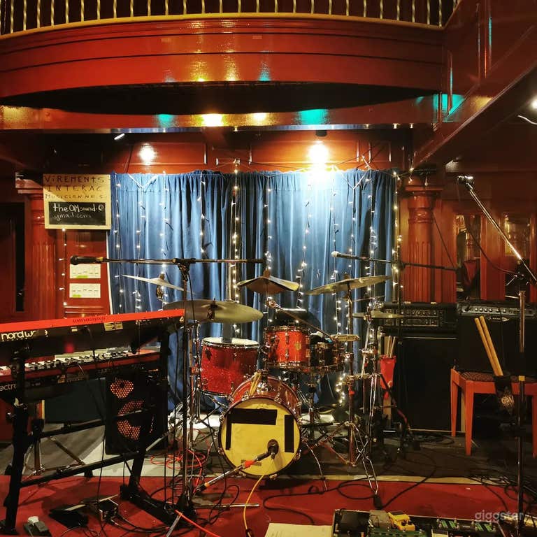  Montreal's Live Music Venue and Restaurant with Bright Accents 