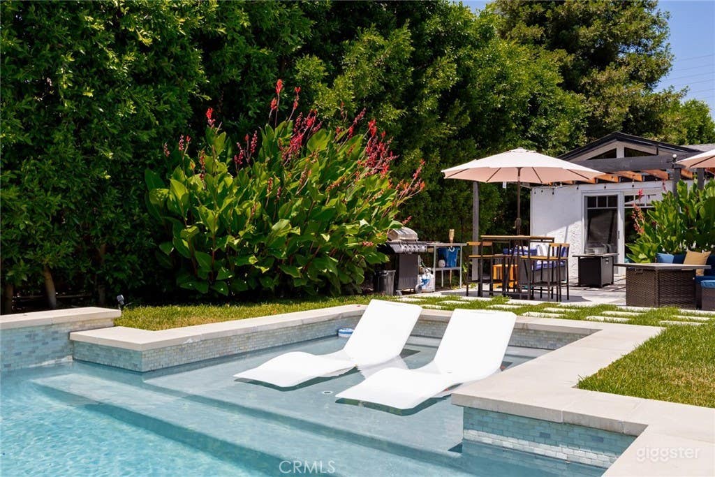 Luxury Resort-Style with Pool &amp; Beautiful Backyard Photo 2