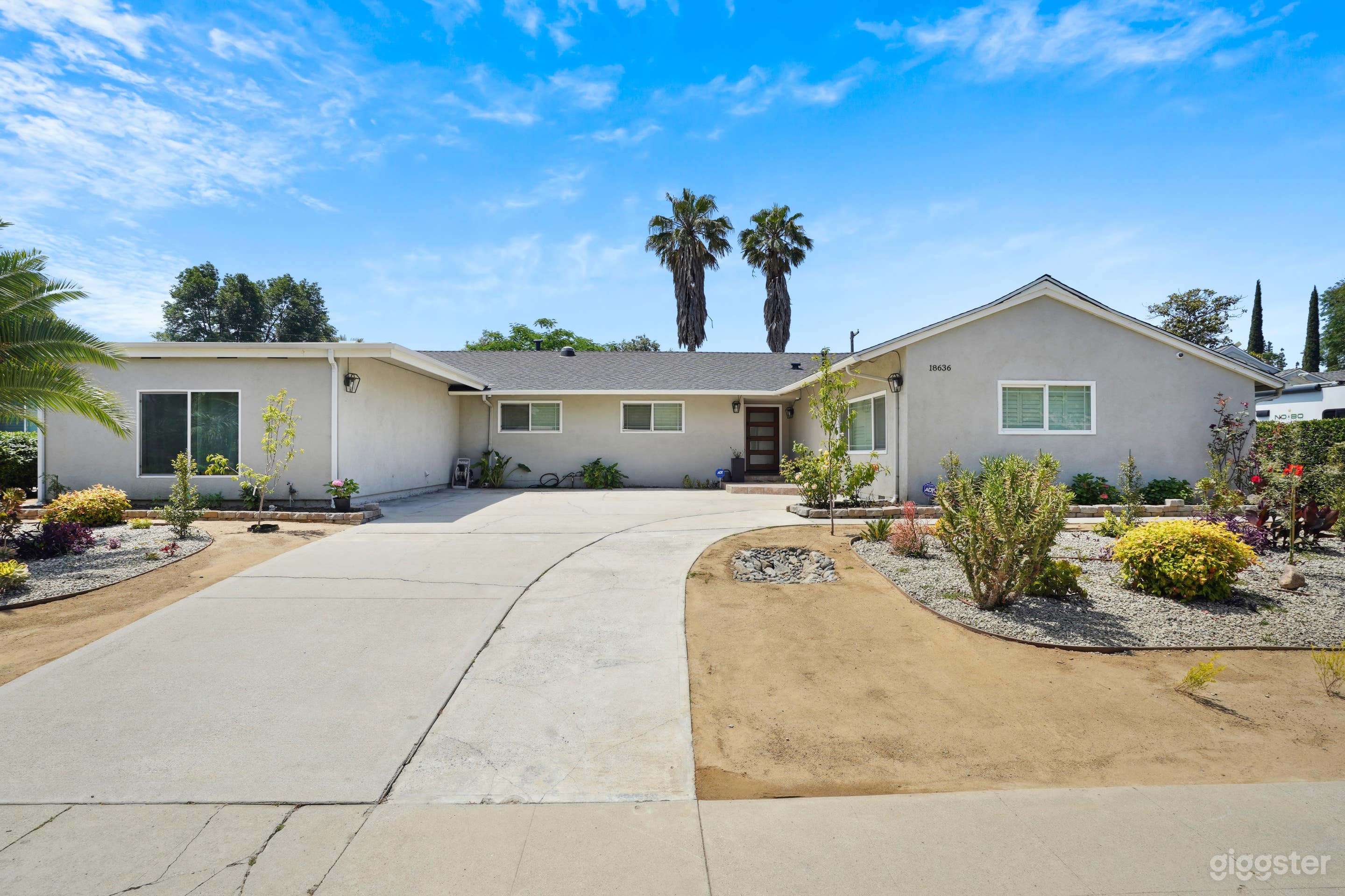 Renovated Pool-Home in Northridge Photo 4
