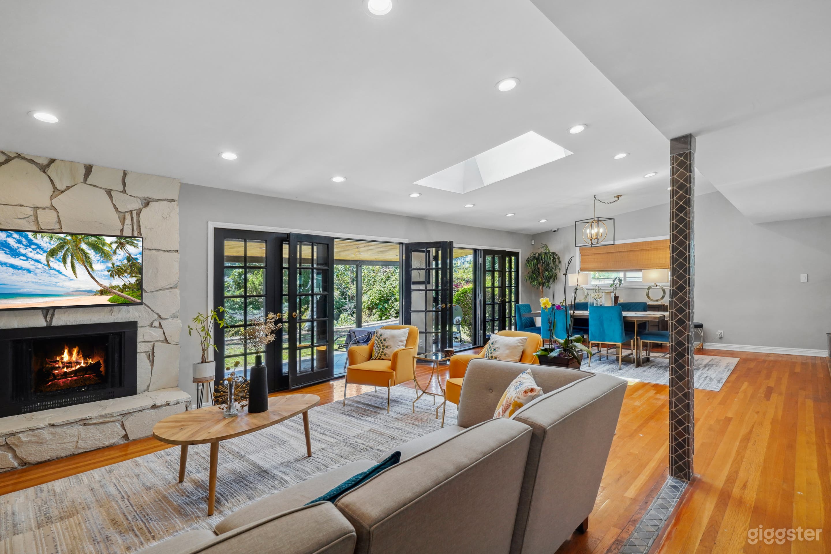 Renovated Pool-Home in Northridge Photo 1