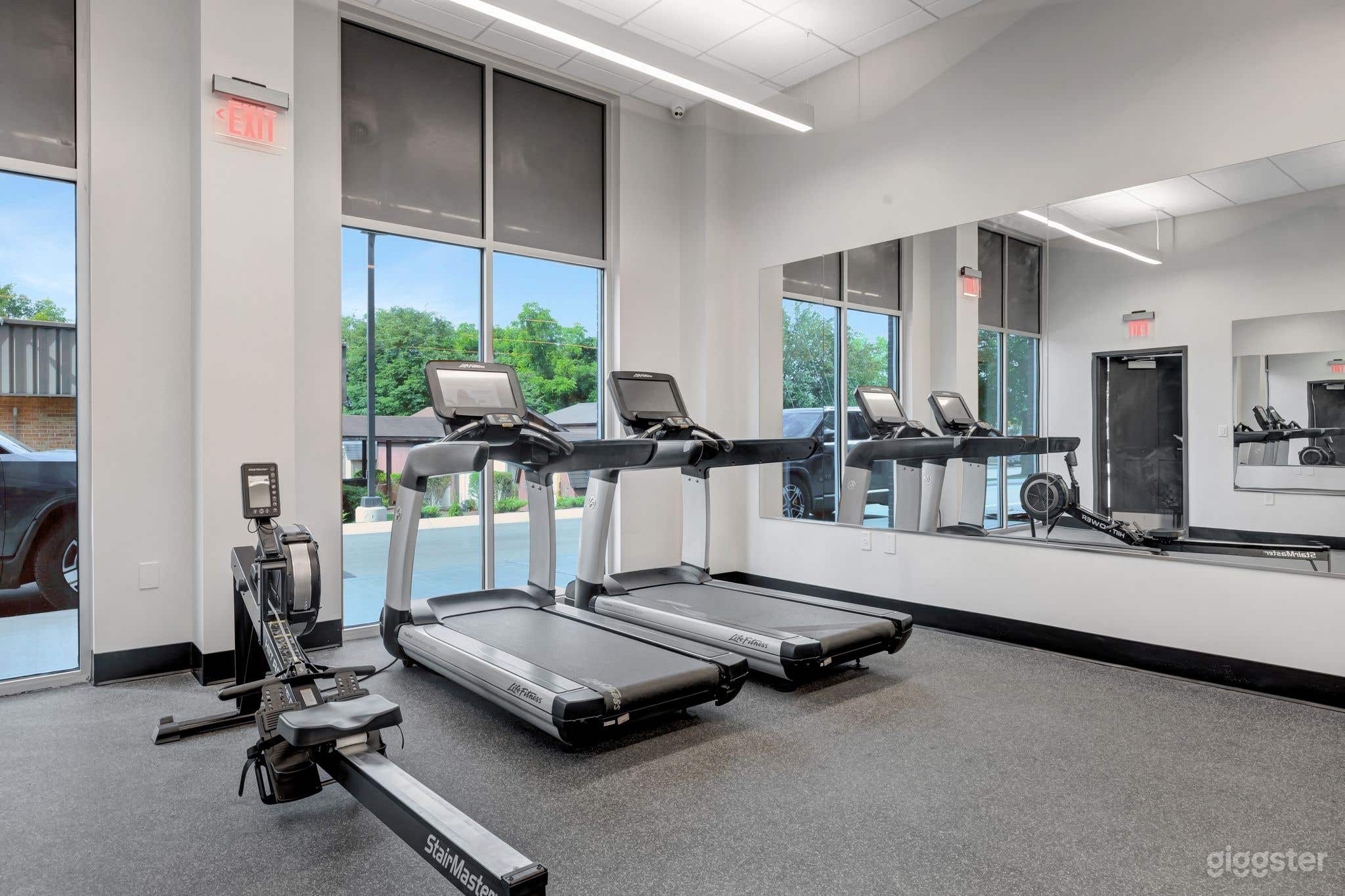 Upscale Gym with Spa Photo 4